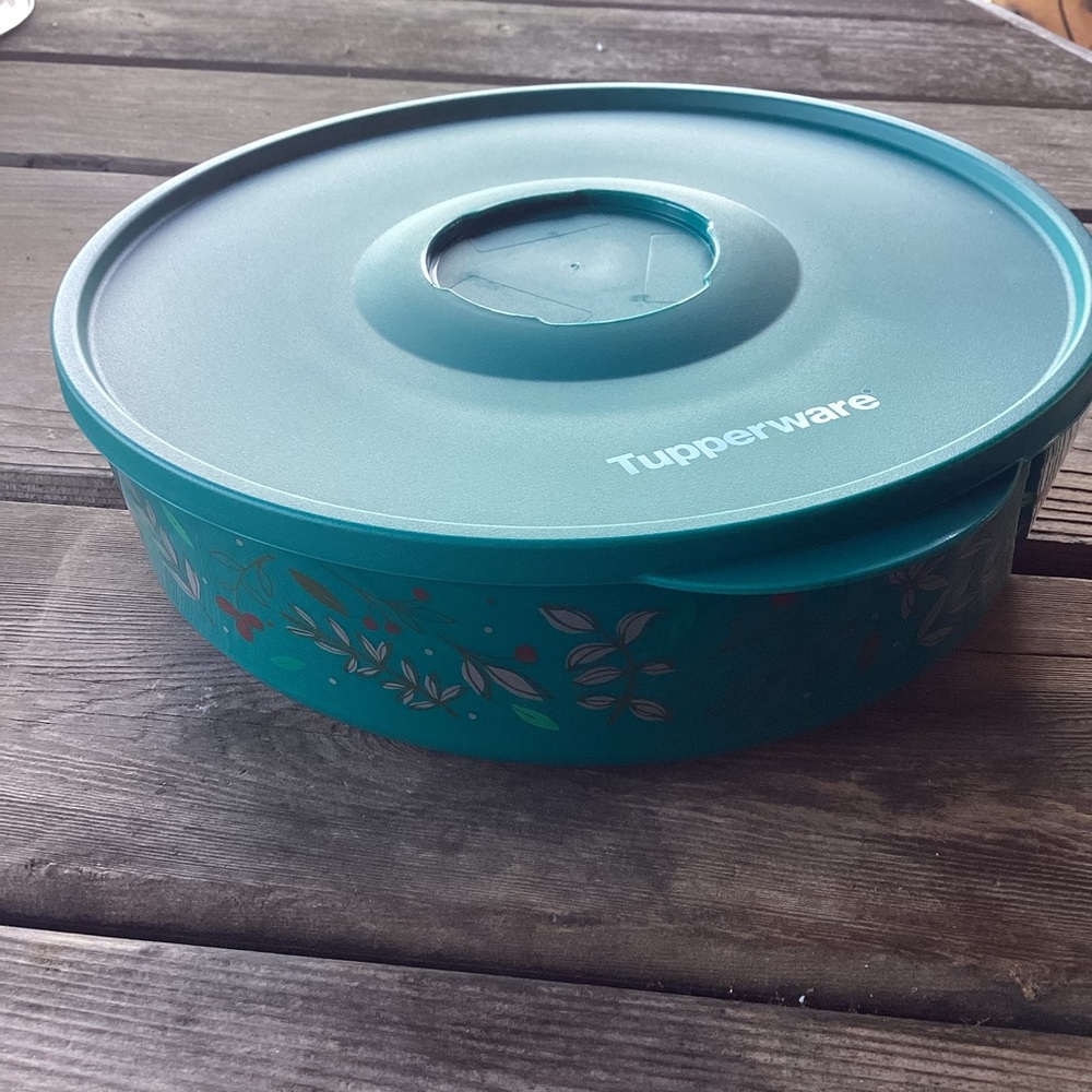 Tupperware Holiday Holly Serving Bowl - 2.5 liters